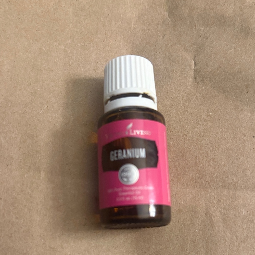Young Living 15 ml Geranium 7/8 full